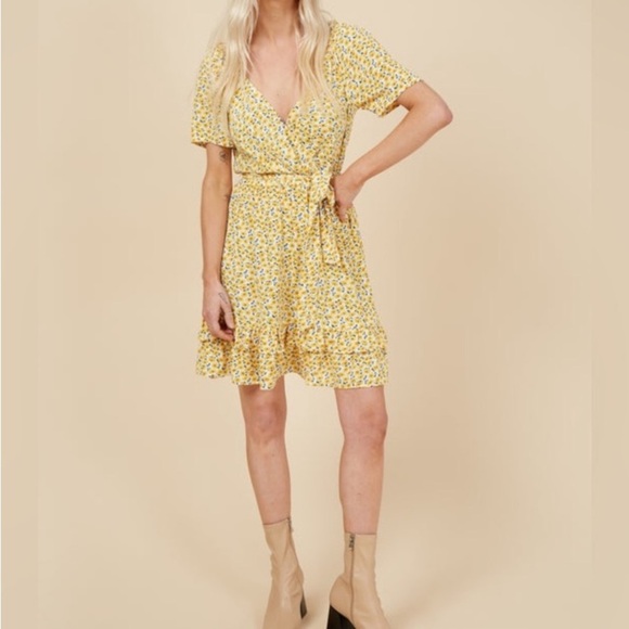 Pretty Darling Yellow floral wrap dress US 4 (small) - Picture 7 of 16